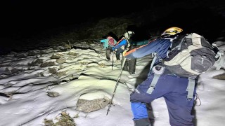 Karla kaplı dağa tırmanıp mahsur kalan 3 arkadaş kurtarıldı