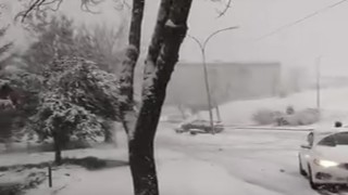 Karlı yolda kontrolden çıkan otomobilin kaza anı kamerada