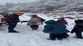 Karlı yolda mahsur kalan öğrencilerin yardımına AFAD ekibi yetişti