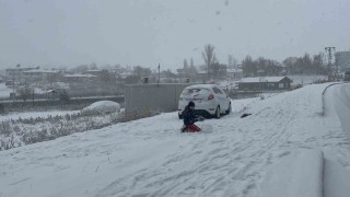 Kars beyaz gelinliğini giydi: Meteoroloji uyarmıştı, kar şehre indi