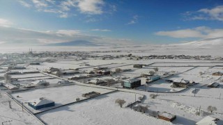 Kars beyaz örtüsünü çekti, buzlanan yolda tır kaldı