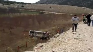 Karşı şeride geçen otomobil şarampole yuvarlandı