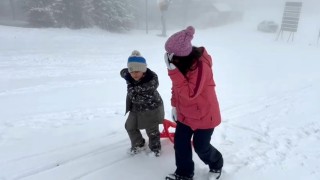 Karsta kar coşkusu: Çocuklar kardan adam yaptı, kızak kaydı