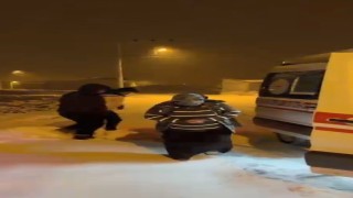 Karsta kar engelini aşan sağlık ekipleri hasta vatandaş için seferber oldu