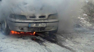 Karsta park halindeki otomobil alevlere teslim oldu