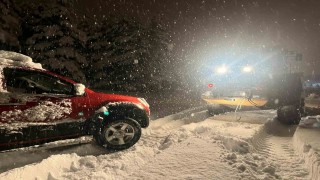 Karsta yolda mahsur kalan aracın yardımına özel idare ekipleri yetişti