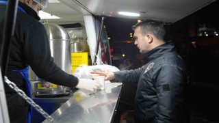 Kartal Belediyesinden vatandaşlara sıcak çorba ikramı