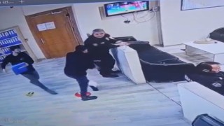 Kartalda polis merkezinde bir şahıs bekçiye saldırarak silahını almaya çalıştı