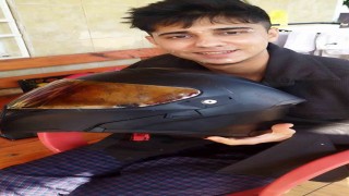 Kaskla yaşama tutunan motosikletli genç: Polisler doğru söylüyormuş