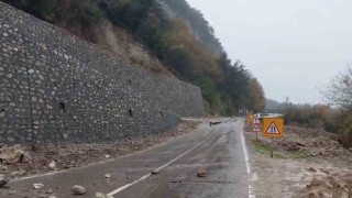 Kastamonuda heyelan sebebiyle çöken yol ulaşıma kapandı