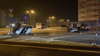 Kavşaktaki kazada otomobillerden biri yan yattı, diğeri takla attı: 2 yaralı