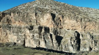 Kayaların ortasındaki manastır görenleri hayrete düşürüyor: Yüzlerce yıllık yapı dron ile görüntülendi