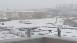 Kayarak üzerine gelen minibüsü gördü, manevrasıyla kazadan kurtuldu