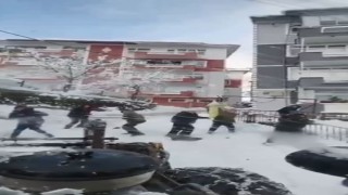 Kaydıkları alanı temizlemeye gelen iş makinesine kartoplarıyla karşılık verdiler