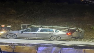 Kayganlaşan yolda otomobil devrildi