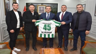 Kaymakam Güldoğana forma hediye ettiler