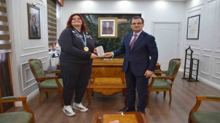 Kaymakam Güldoğandan şampiyon judocu Öztürke plaket