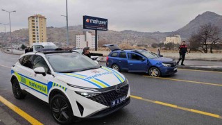 Kayseride 3 polis aracına çarparak kaçan şüpheli araç lastiklerine ateş edilerek yakalandı