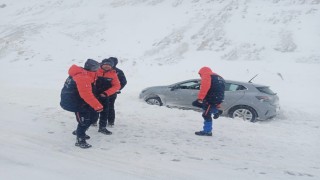 Kayseride AFAD ekipleri mahsur kalan araçlara yardıma koştu