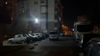 Kayseride ekipler 1 saat arayla yaşanan farklı olaylarda bıçakla yaralanan 2 şahsı araçta buldu