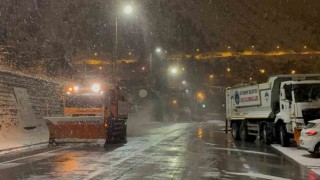 Kayseride gece saatlerinde başlayan kar yağışı kenti beyaza bürüdü