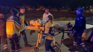 Kaza yapan alkollü sürücü, Gazeteci çekerse üflemem diyerek, ekiplere zorluk çıkardı