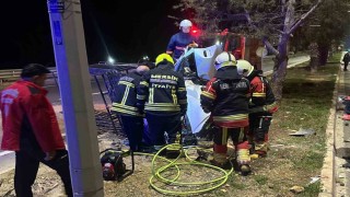 Kaza yapan araçta sıkışan sürücü itfaiye ekiplerince kurtarıldı