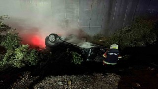 Kaza yapıp ters dönen elektrikli araçtaki yangına ekipler müdahale etti