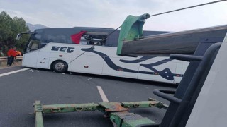 Kazada kapanan E-90 Otoyolu, araçların çekilmesiyle trafiğe açıldı