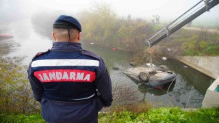 Kazada ölen arkadaşını araçta bırakıp kaçtılar