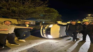 Kazalı araçla hatıra fotoğrafı çekindiler