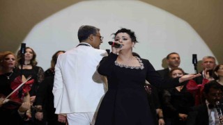 Kebapçısı da doktoru da bu koroda: 25 kişilik koro sahneye çıktı, izleyenleri mest etti