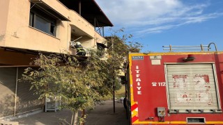 Kırıkhanda çatıda mahsur kalan kediyi itfaiye kurtardı