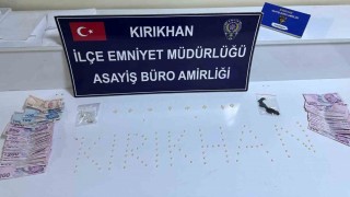 Kırıkhanda uyuşturucu madde satıcısı tutuklandı