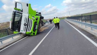 Kırklarelide yem yüklü tır köprüde devrildi