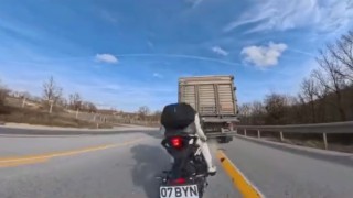 Kırklarelinde tıra çarpan motosikletli yaralandı