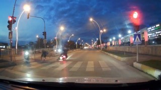 Kırmızı ışık ihlali yapan motosikletli yayaya çarptı, 2 kişi yaralandı: O anlar kamerada