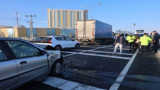 Kırmızı ışıkta bekleyen araca çarptı: 3 yaralı