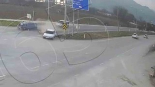 Kırmızı ışıkta bekleyen otomobile arkadan otomobil çarptı: Kaza anı kamerada