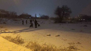 Kırşehirde kar yağışı başladı, çocuklar kendini dışarı attı