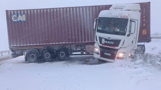 Kış Lastiği Olmayan TIR Otoyolu Kapattı: TAG Otoyolu Trafiğe Kapandı