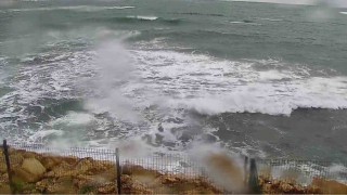 Kocaelide fırtına etkili oluyor: Sahillerde dalgalar yükseldi, zirvede yağmur ve sis hakim