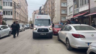 Kollarından ve kafasından yaralanan genç hastaneye kaldırıldı, fail aranıyor