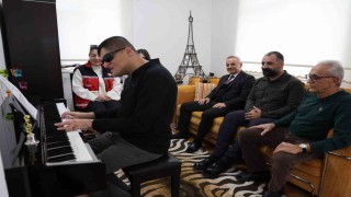 Konservatuvarı dereceyle bitiren görme engelli Mehmet dört enstrümanda ustalaştı