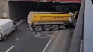 Kontrolden çıkan hafriyat kamyonu başka bir araca ve alt geçide çarptı