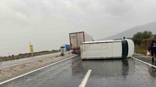 Kontrolden çıkan minibüs devrildi; 1 yaralı