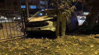 Kontrolden çıkan minibüs, refüjdeki ağaca çarparak durabildi