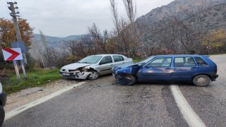 Kontrolden çıkan otomobil karşı yönden gelen otomobile çarptı, 1 yaralı
