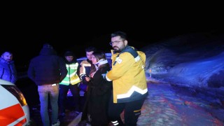 Kontrolden çıkan otomobil kayaya çarparak durabildi