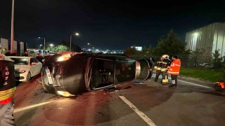 Kontrolden çıkan otomobil park halindeki araçlara çarpıp yan yattı